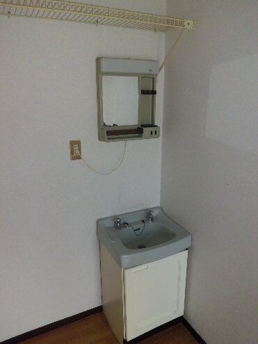 Washroom. Independent washroom. This is useful.