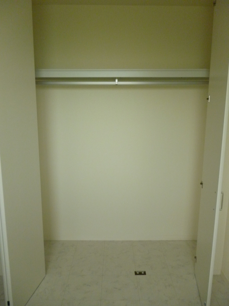 Receipt. North Western-style closet