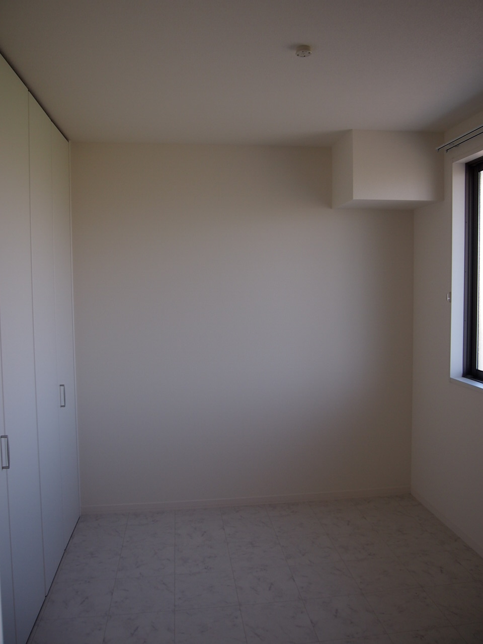 Living and room. North Western-style About 4.4 Pledge With grid in the window
