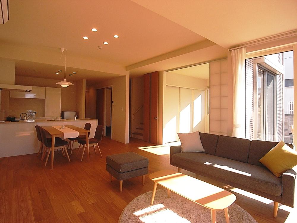  [E Building: Living] Insert enough sunlight from the large windows of the family gather living. Local (12 May 2013) Shooting