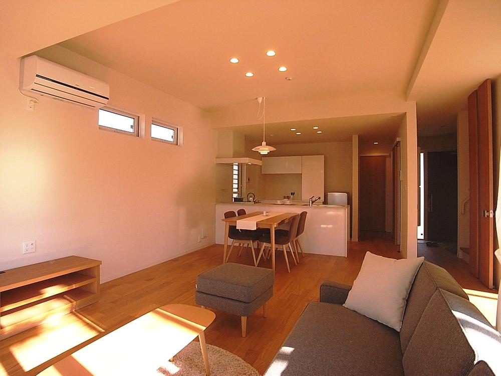 Living.  [E Building: Living] The first floor there is a kitchen in the center of the living room, It has become a water around centralized design. It has become a plan that considers the housework conductor of the busy mom every day. Local (12 May 2013) Shooting