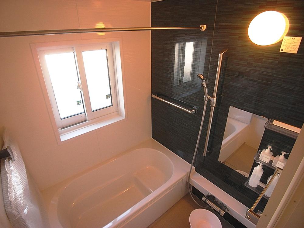 Bathroom.  [E Building: Bathroom] Since the bath heals tired of one day and spacious, Tired in the bathtub slowly stretched out foot. Indoor (12 May 2013) Shooting