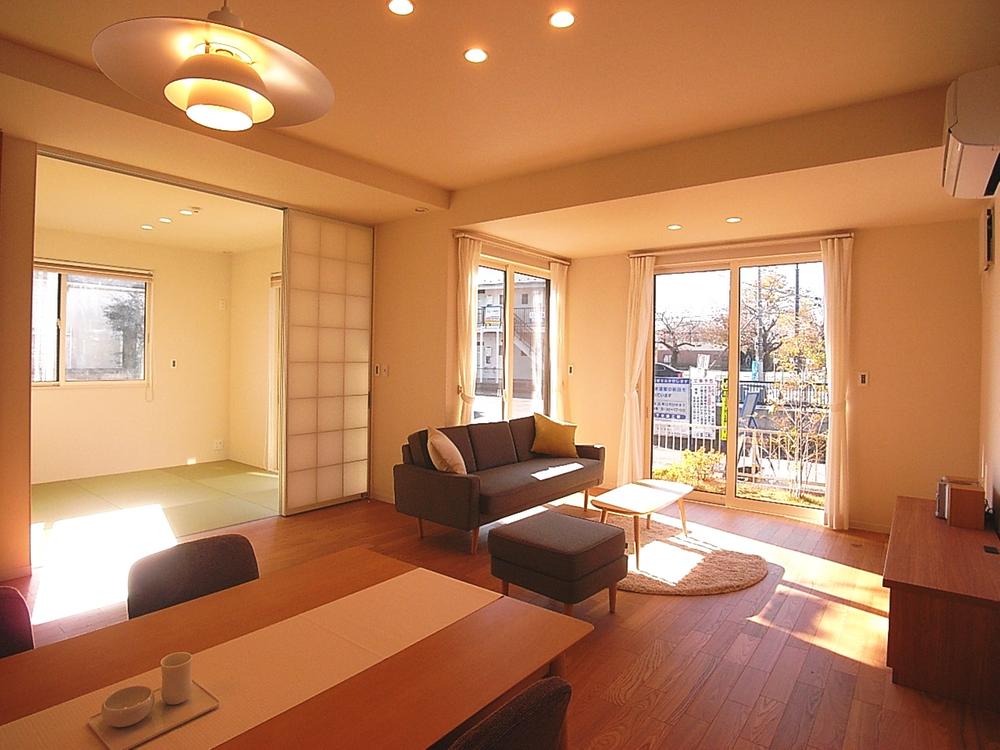 Living.  [E Building: Living] Day lighting ・ Ventilation both good first floor of the floor. Corner lot is the charm of the unique. Indoor (12 May 2013) Shooting