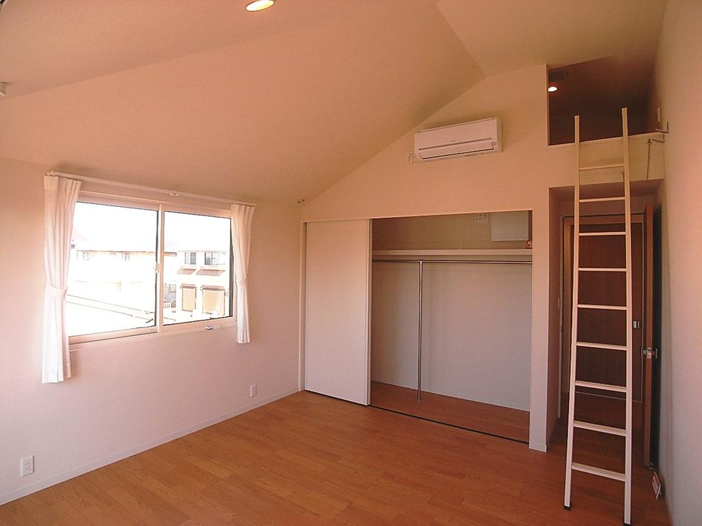 Non-living room.  [E Building: 2 Kaiyoshitsu] Second floor west of Western-style with a loft. More and more stored in the loft without discard the growing of children things. It is a fun thing to try looking back to when it becomes an adult. Indoor (12 May 2013) Shooting