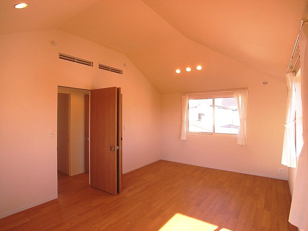 Non-living room.  [E Building: 2 Kaiyoshitsu] Second floor north side of Western-style flexible type. The future will be in two rooms if bulkhead. In the middle according to the family of growth. Ceiling is also high because the open. Indoor (12 May 2013) Shooting