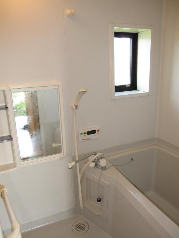 Bath. Additional heating with bus ・ With window