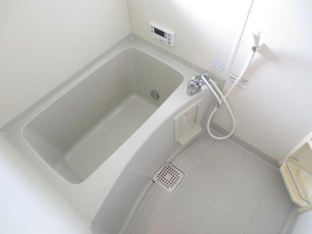 Bath. Additional heating with bus