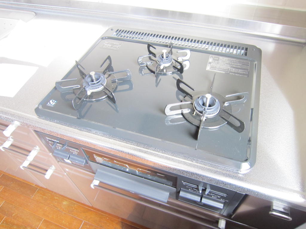 Kitchen. System kitchen ・ 3-burner stove + grill