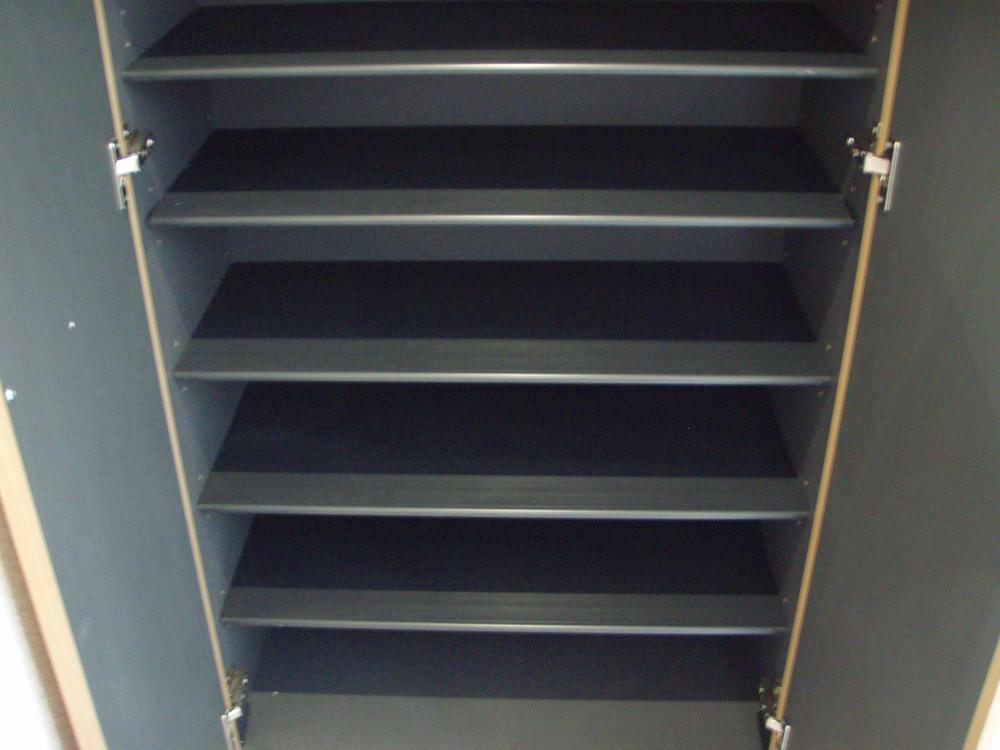 Entrance. Also it is can be stored a lot of shoes ☆ 