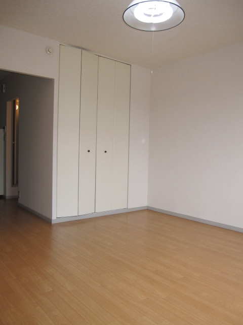 Living and room. 8 pledge Western-style room closet