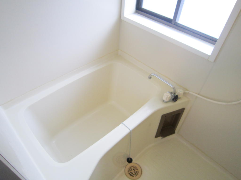 Bath. Yes window