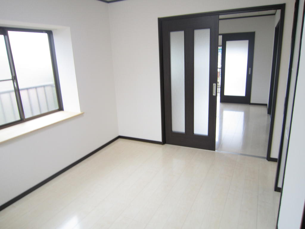 Living and room. Window in the kitchen There is a bay window