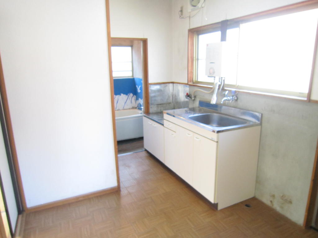 Kitchen. With instantaneous water heater
