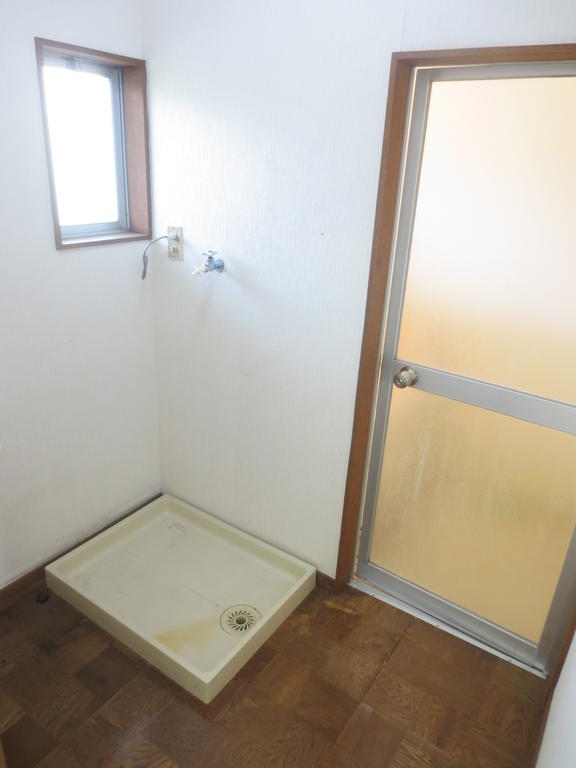 Washroom. Indoor Laundry location