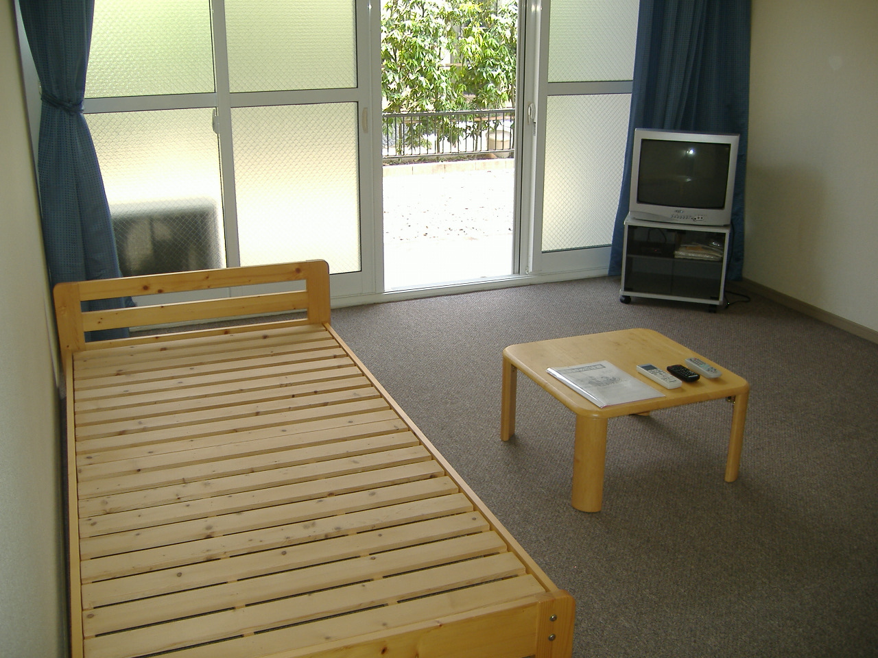 Living and room. Bed ・ With table!