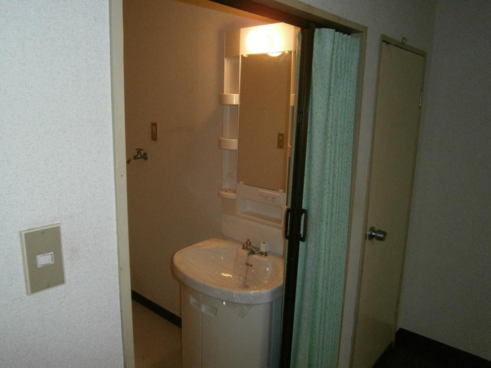 Wash basin, toilet. Interior