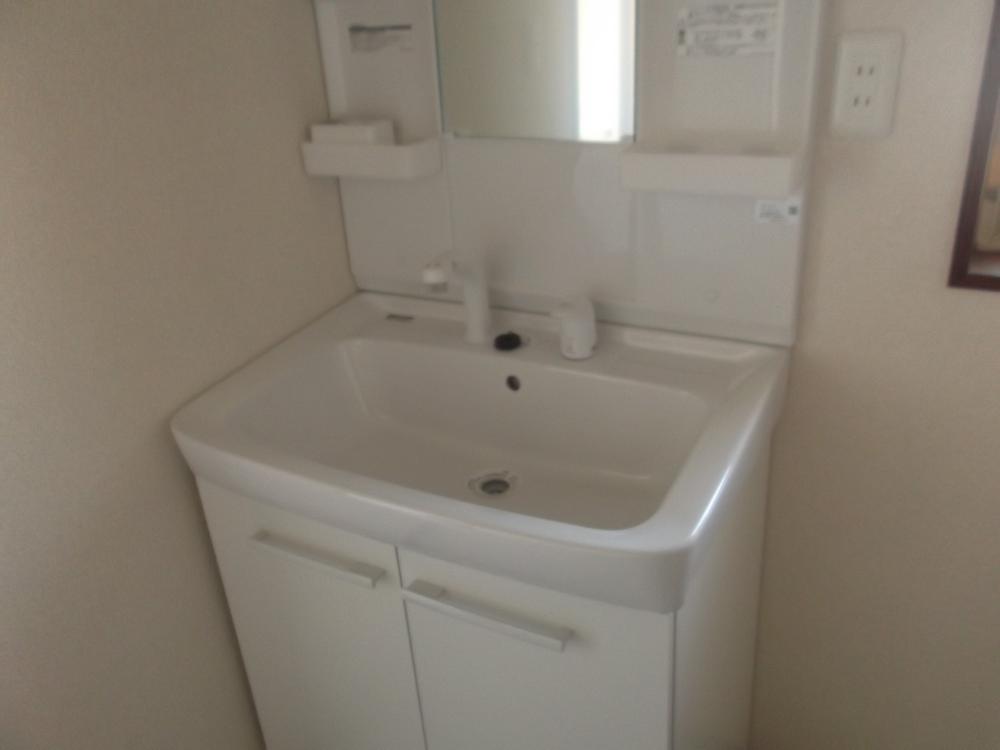 Wash basin, toilet. It is already washstand exchange.