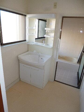 Wash basin, toilet. Room (May 2013) Shooting