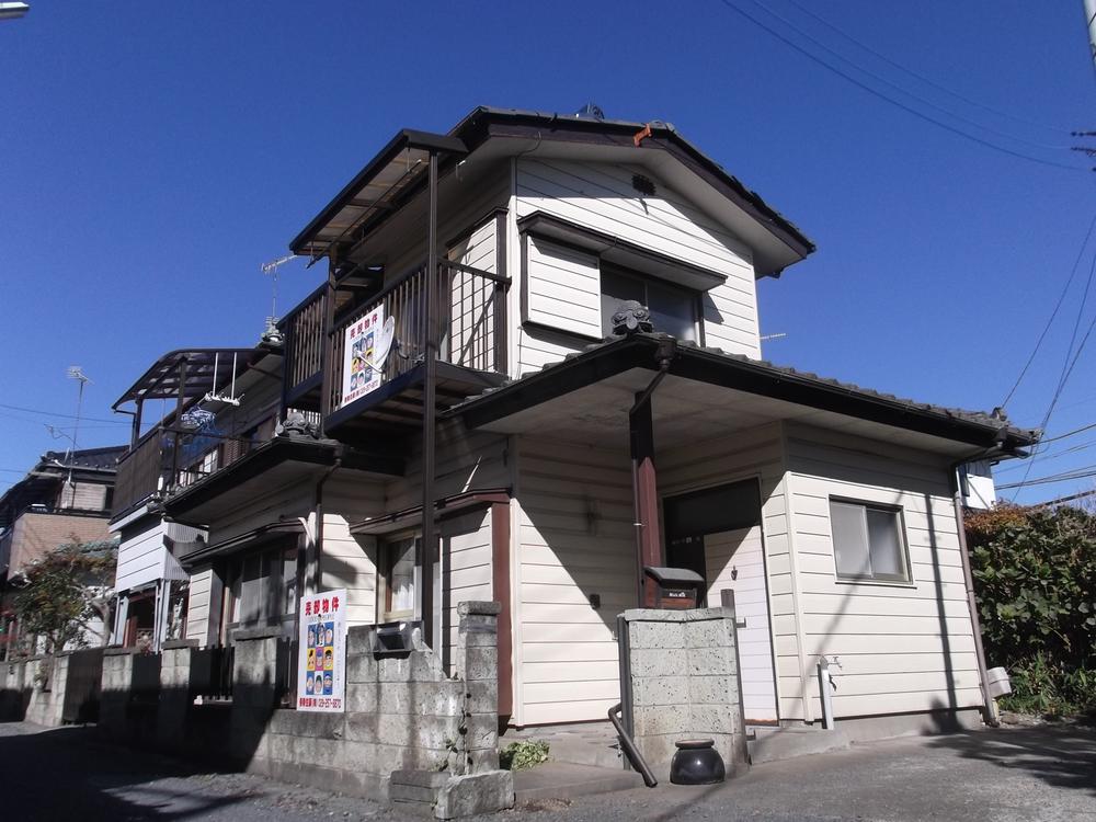 Local appearance photo. Akatsuka is Station south exit within walking distance of the good location. For the southeast corner lot, Day is also good.