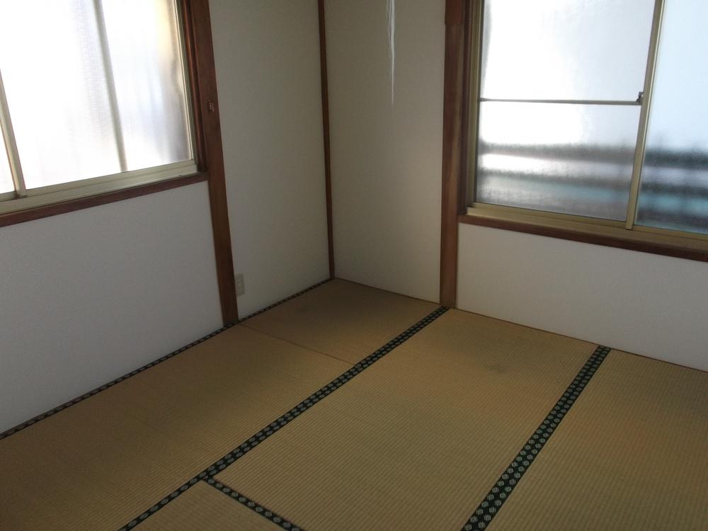 Non-living room. It is daylight plenty of Japanese-style room.