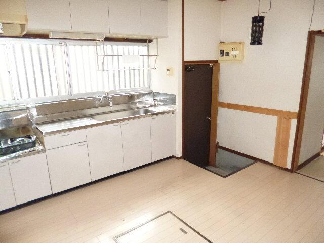 Kitchen. Indoor (11 May 2013) Shooting