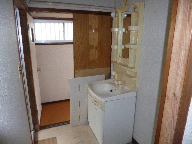 Wash basin, toilet. Indoor (11 May 2013) Shooting