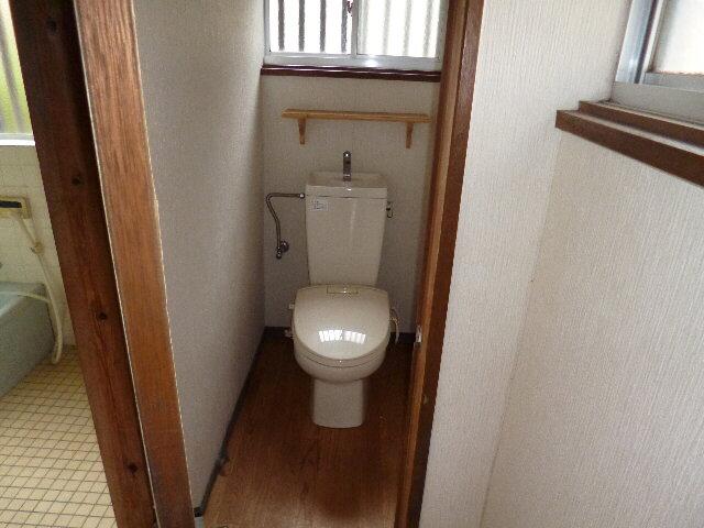 Toilet. Indoor (11 May 2013) Shooting