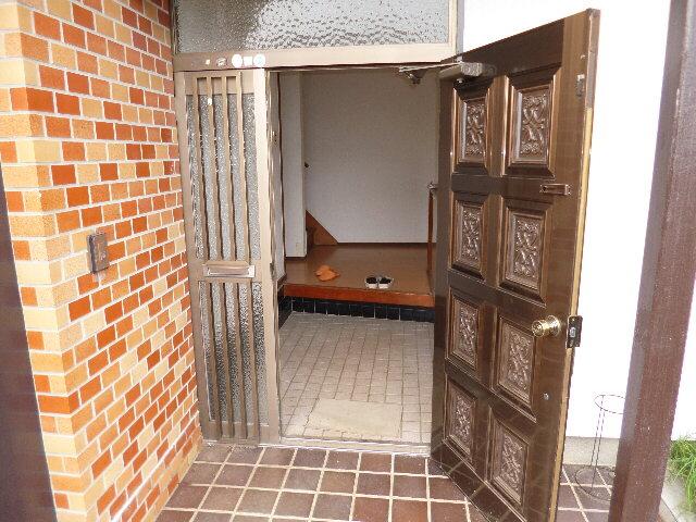 Entrance. Local (11 May 2013) Shooting