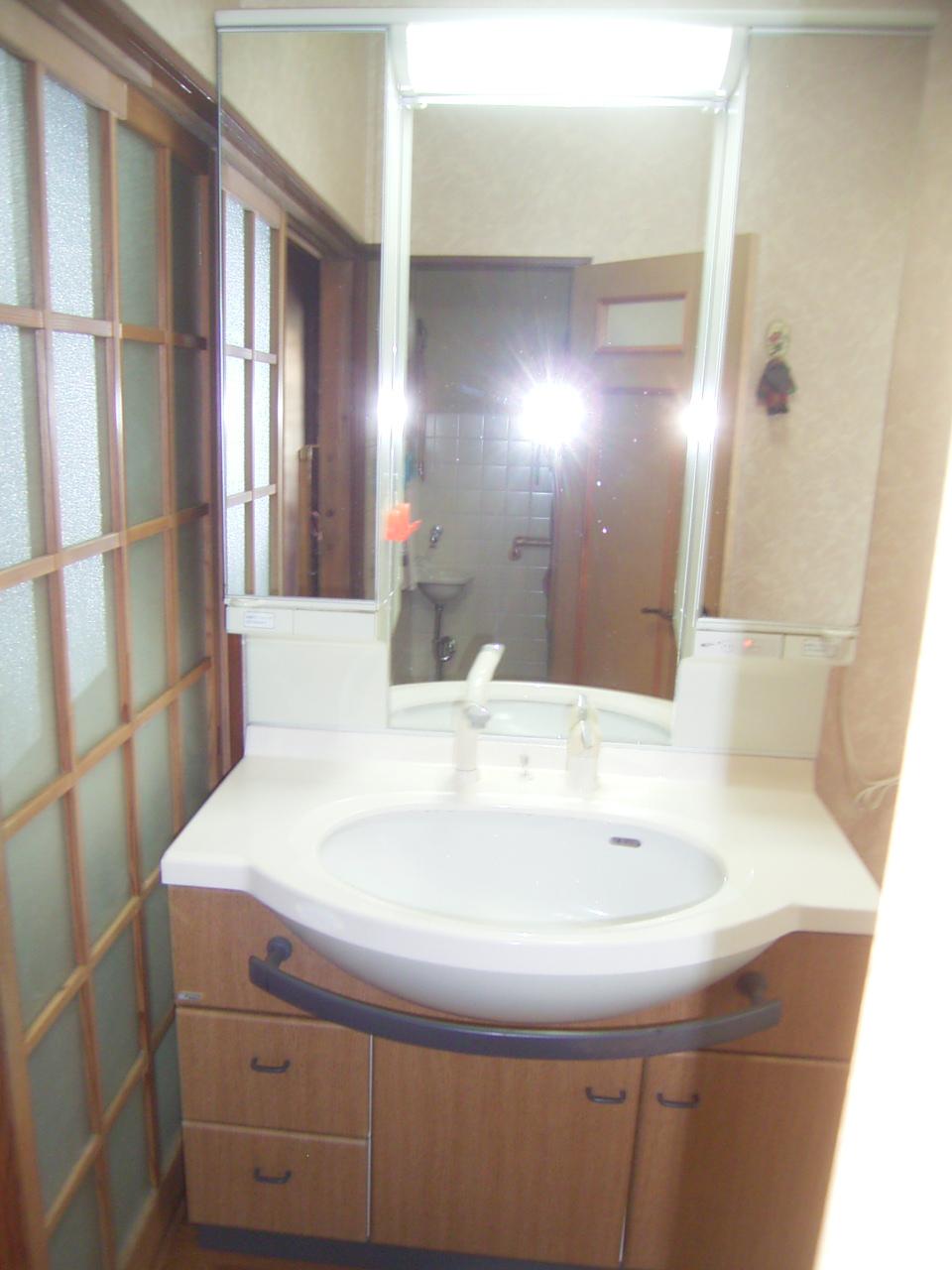 Wash basin, toilet. Indoor (July 2012) shooting