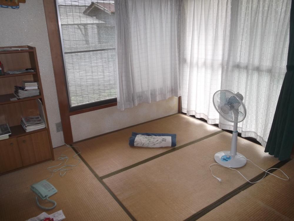Non-living room. Is a Japanese-style room. 
