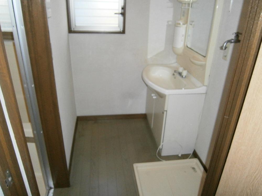Wash basin, toilet. Interior