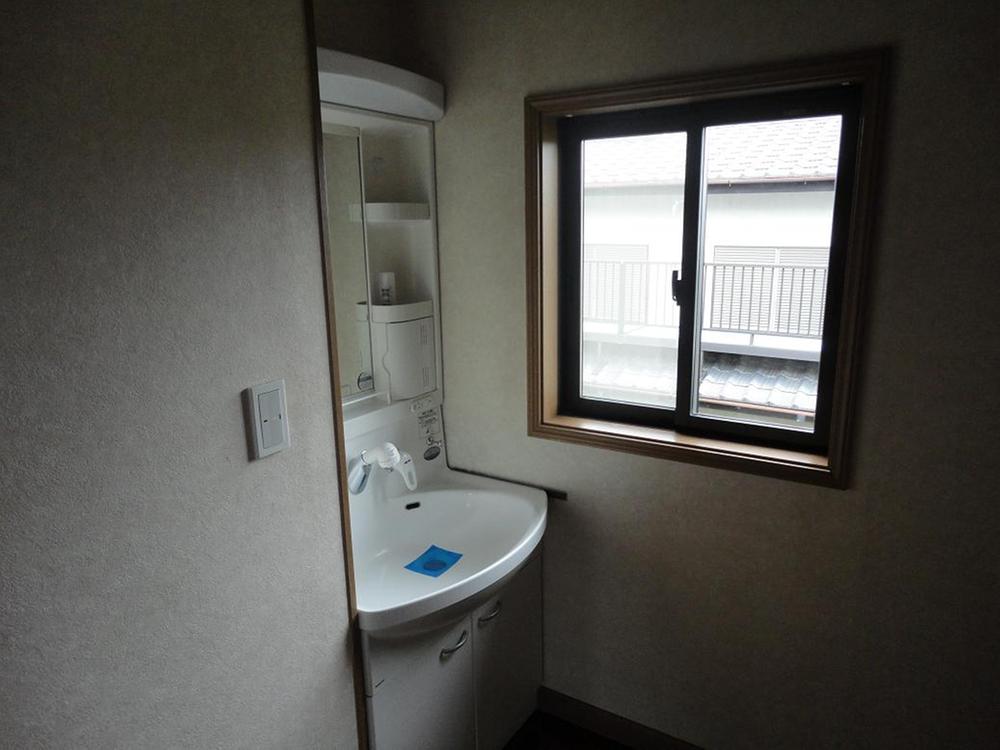 Wash basin, toilet