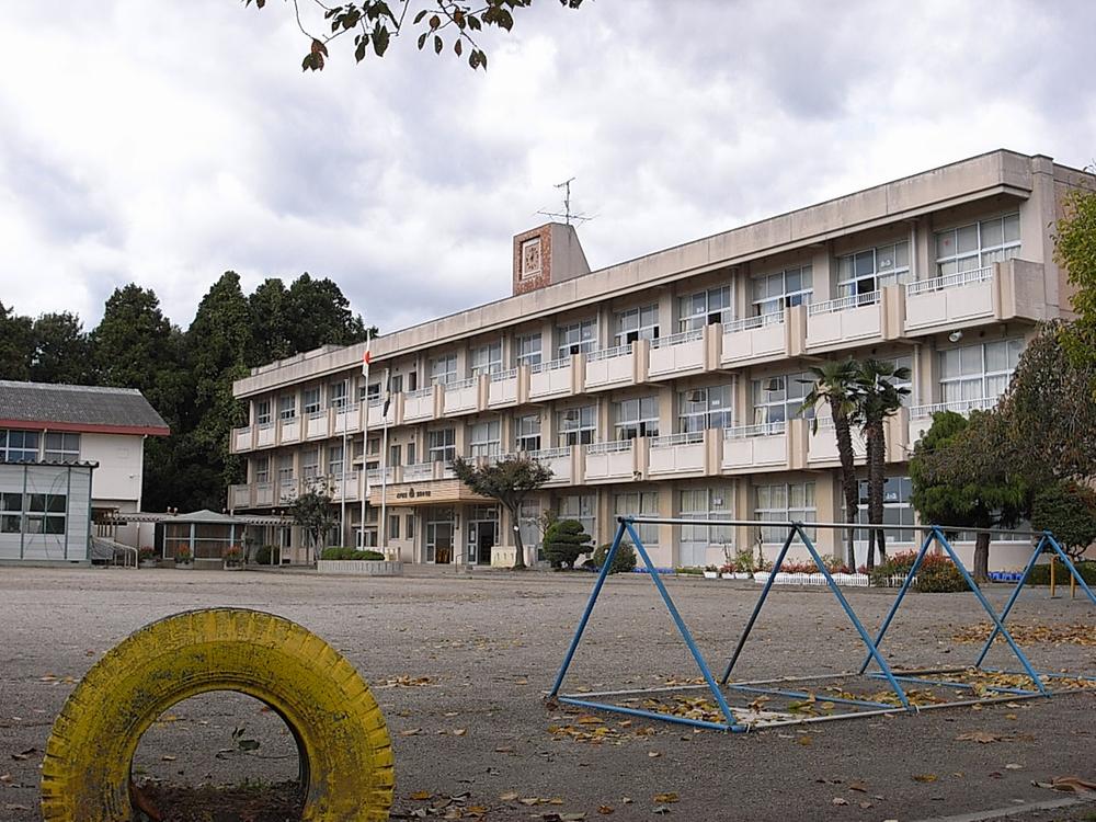 Primary school. 1811m to Mito standing River Elementary School