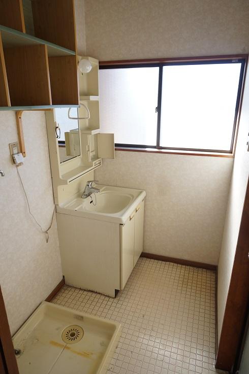 Wash basin, toilet. Indoor shooting