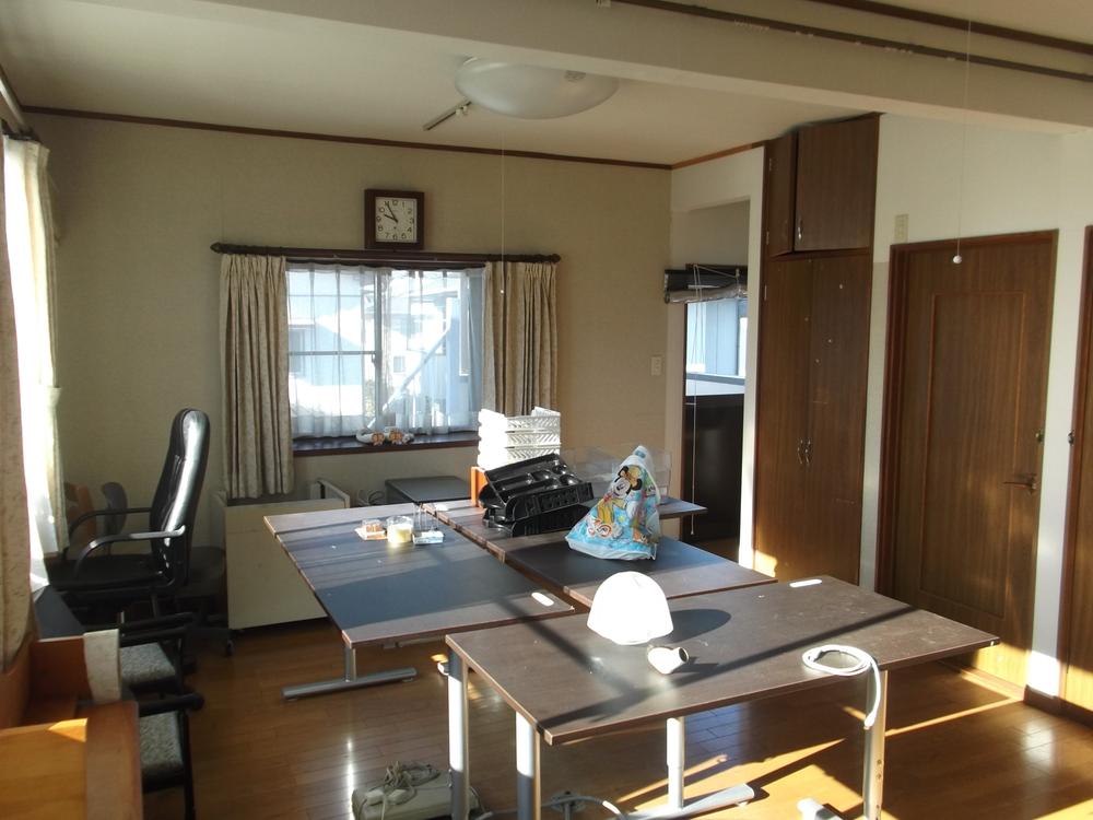 Non-living room. Use of partitions to 2 room is also available.