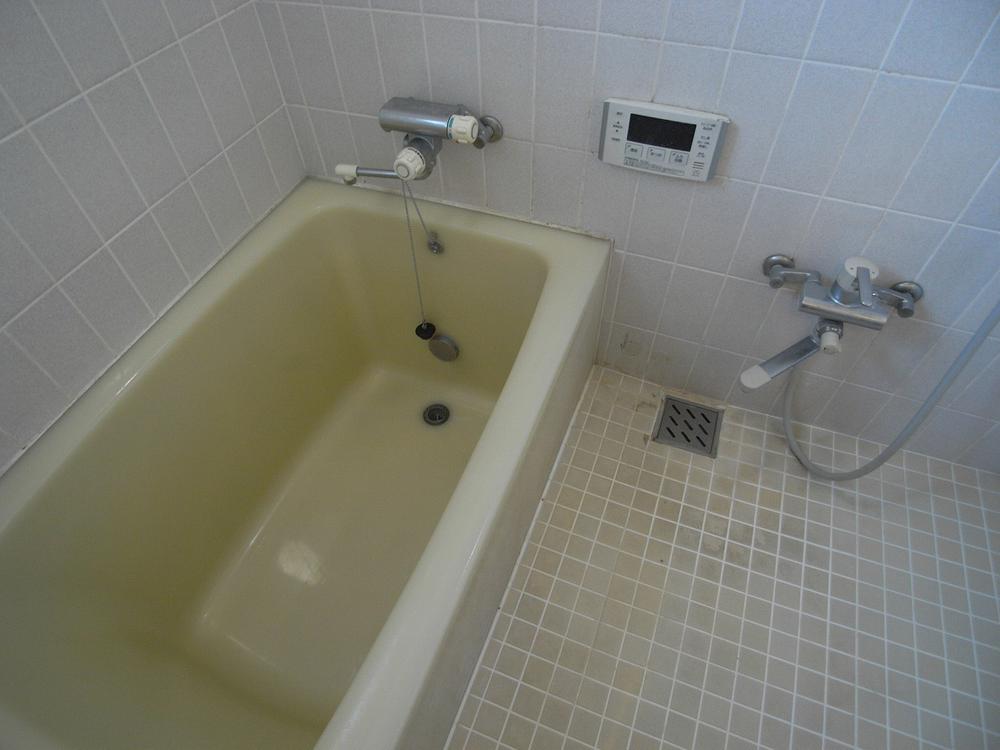 Bathroom. Indoor (12 May 2013) Shooting