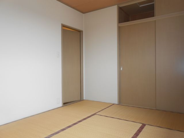 Living and room. Leisurely in the Japanese-style room. . 