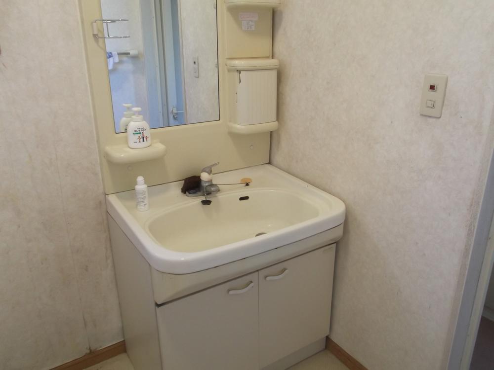 Wash basin, toilet. Indoor (12 May 2013) Shooting