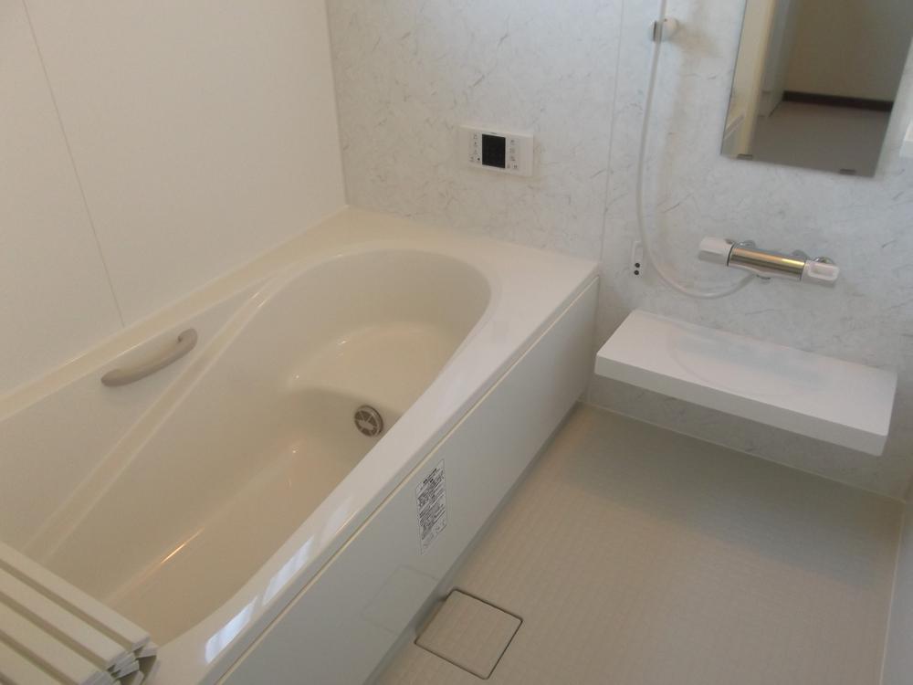 Bathroom. Bathtub ・ Is a hot-water supply equipment replaced..