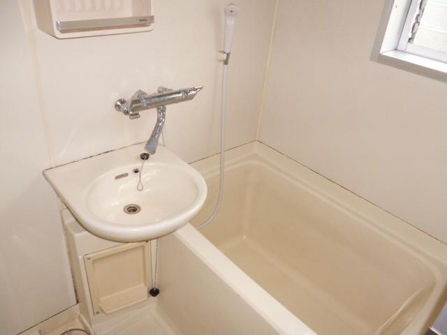 Bathroom. Indoor (11 May 2013) Shooting
