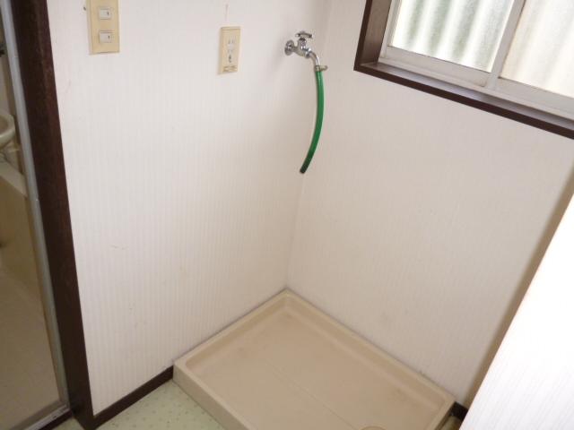 Wash basin, toilet. Indoor (11 May 2013) Shooting