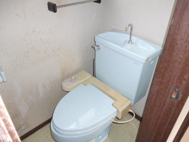 Toilet. Indoor (11 May 2013) Shooting