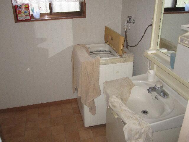 Wash basin, toilet