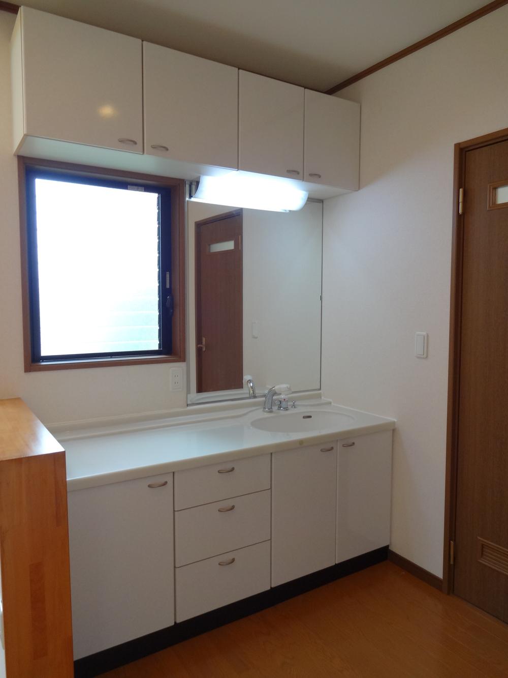 Wash basin, toilet. Second floor basin space