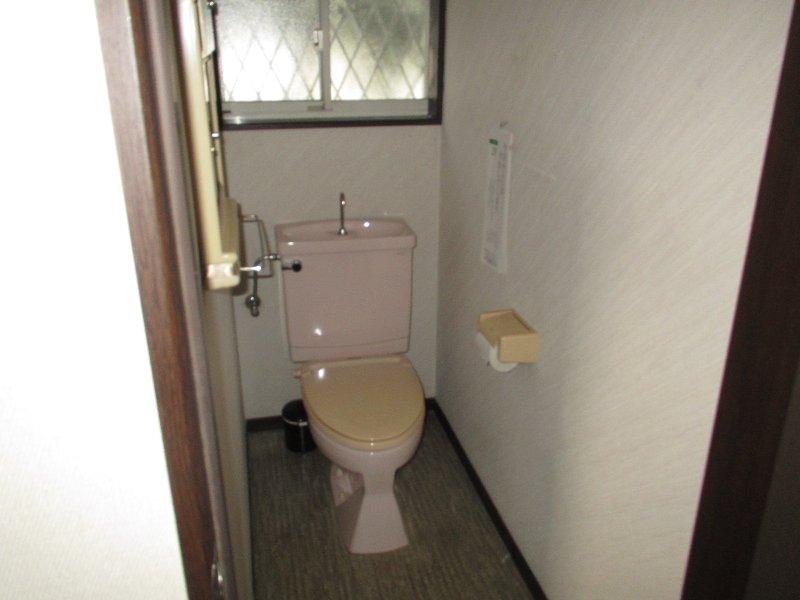 Toilet. 1F toilet