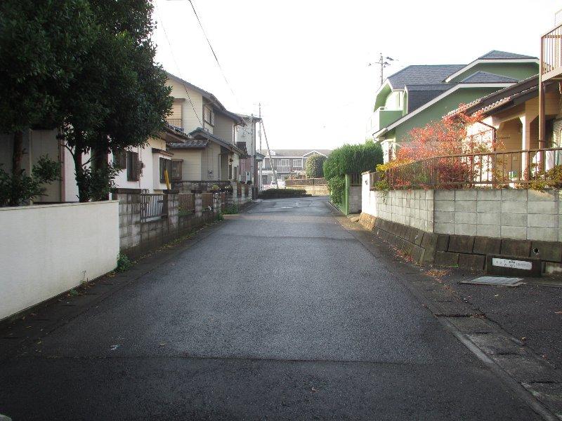 Local photos, including front road. Front road (road)