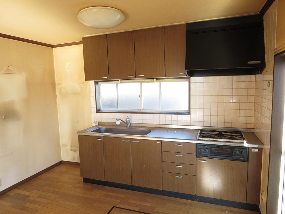 Kitchen. It will be renovation before the kitchen. 