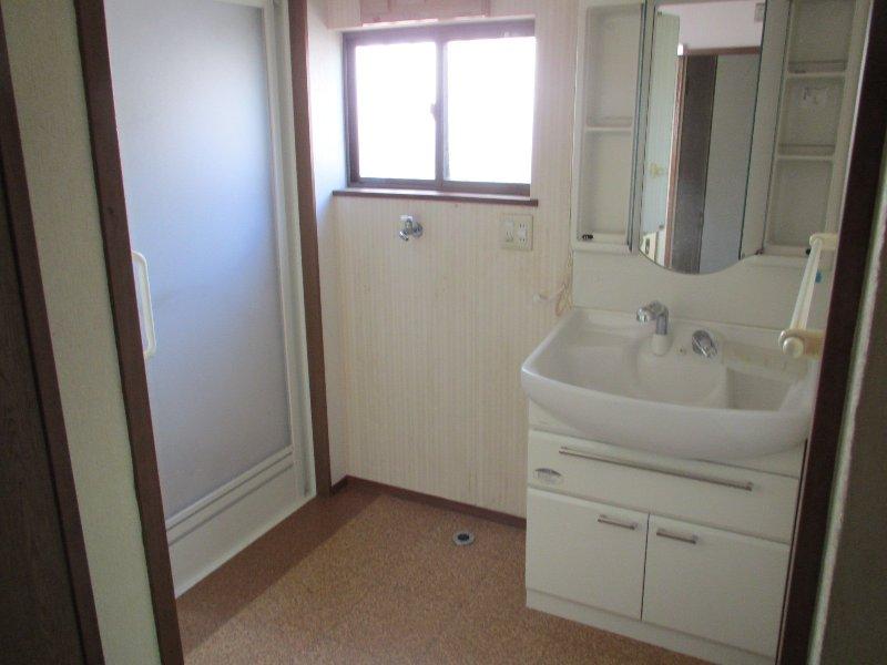 Wash basin, toilet
