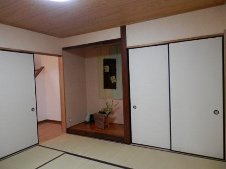 Other introspection. First floor 8-mat Japanese-style room. With alcove and closet. 
