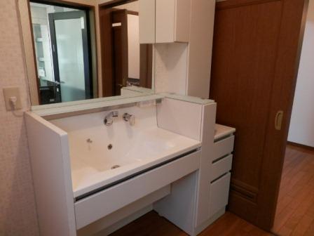 Wash basin, toilet. Loose spread also washroom. 